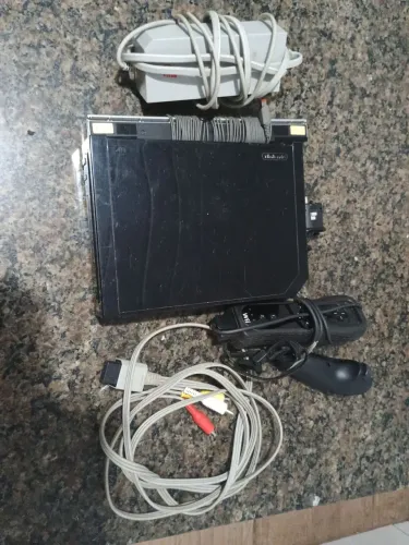 Nintendo Wii bem conservado e com todos os cabos e adaptadores