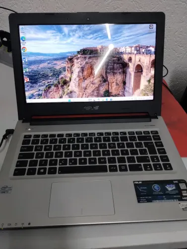 Notebook i7, ssd, 6 gb RAM. 