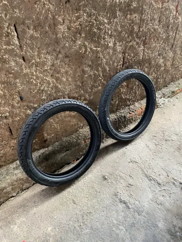 Vendo 2 pneus de moto meia vida aro 18 e uma câmara de ar nova