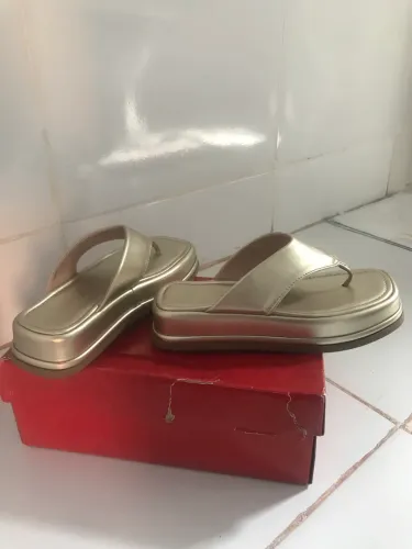 Vende uma Flat sandália Dourada