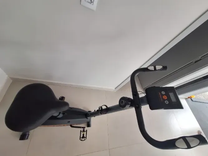VENDE-SE UMA BICICLETA ERGOMÉTRICA ATHLETIC - SEMINOVA
