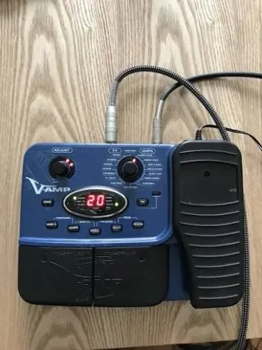 Pedaleira Behringer X V-AMP LX1-X + Fonte
