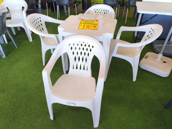 Conjunto de Mesa e Cadeiras de Plástico 182Kg - Promoção