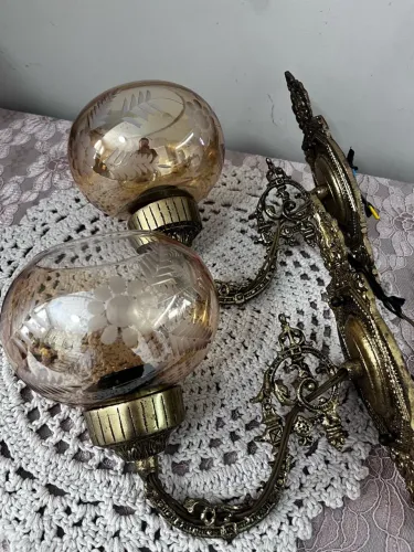 Par de arandelas em bronze com cúpula âmbar lapidada.