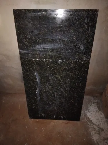 Vende se uma pedra de mármore na cor verde Ubatuba medida 62/1.17chama no pv 