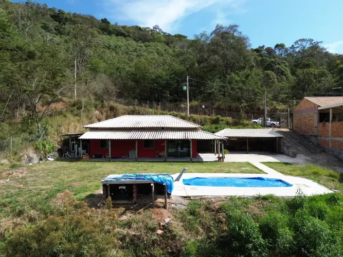 SÍTIO EM CONDOMÍNIO FECHADO COM PISCINA E FUNDO PARA LAGOA EM ROÇAS NOVAS CAETÉ/MG.