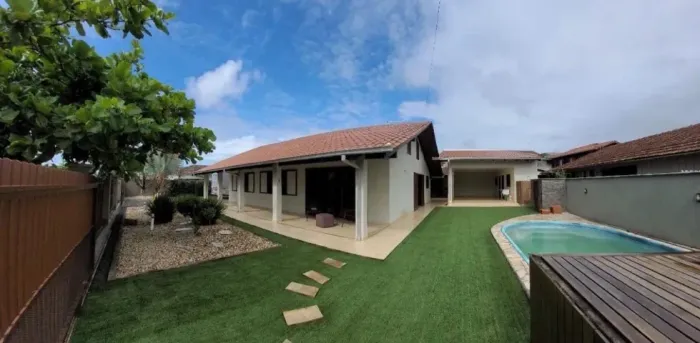 Alugo Temporada - Casa com Piscina e 4 Quartos