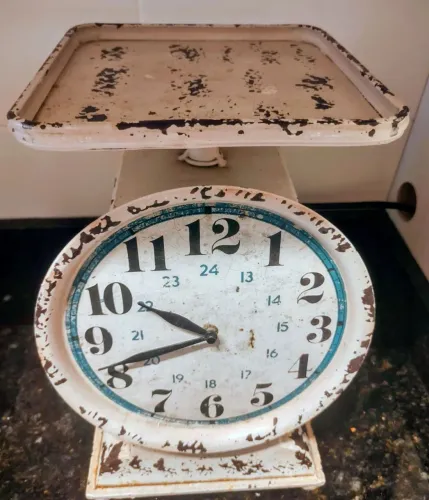 Relógio de cozinha retro imitando uma balança
