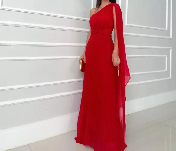 Vestido de festa fluido e plissado