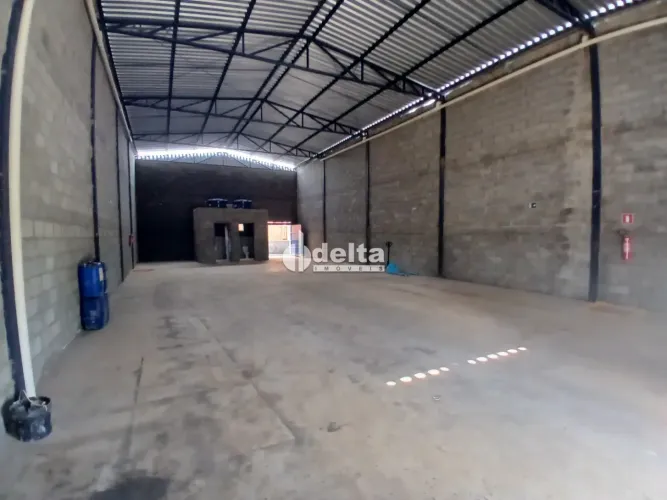 Galpão disponível para locação no bairro Residencial Pequis em Uberlândia-MG