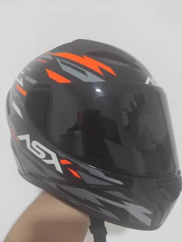 Capacete ASX unissex preto, com detalhes cinza e vermelho