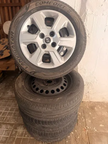 Vendo 4 peneis com as rodas e as carlotas do HB20  185/60R15