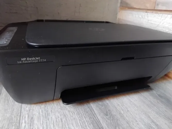 Impressora HP Deskjet 2774 com conexão Wi-Fi funcionando perfeitamente