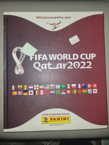 Álbuns copa, 2022. Dois exemplares 1 com 160 figurinhas e outro com 212 mais 355 avulsas.
