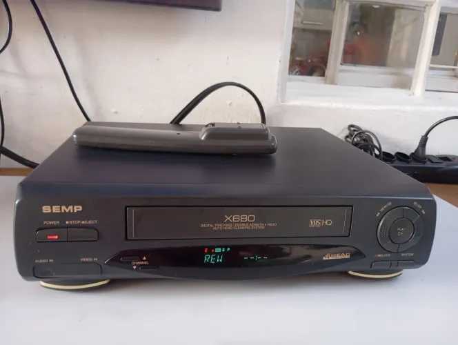 Vídeo cassete sempre aparelho com controle mono