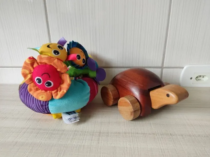Kit 2 Brinquedo Flower Musical Lamaze E Tartaruga Madeira