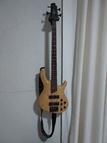Baixo Cort B4 Bartolini + amplificador Laney RB3
