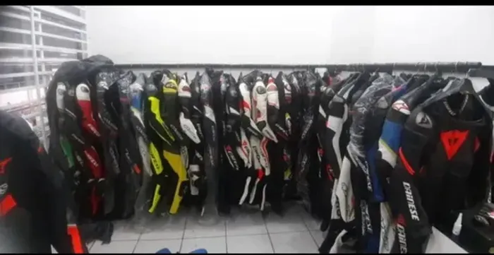 Compramos e vendemos Macacao dainese alpinestars semi novo uma peça ou duas peças