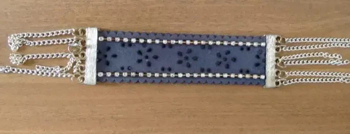 Pulseira Feminina Em Couro Com Strass E Detalhes Correntes! Nova!
