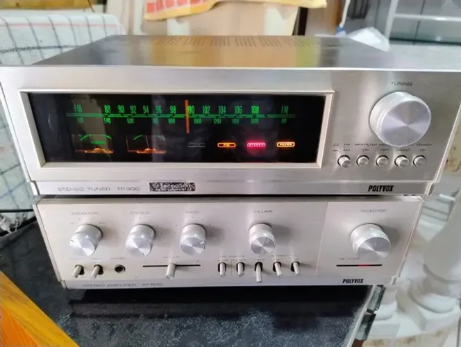 Amplificador e sintonizador Polyvox
