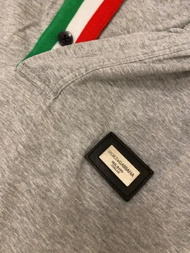 Camiseta D&G Cinza com Detalhe de Faixa