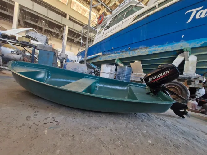 Bote de fibra com motor sem funcionar