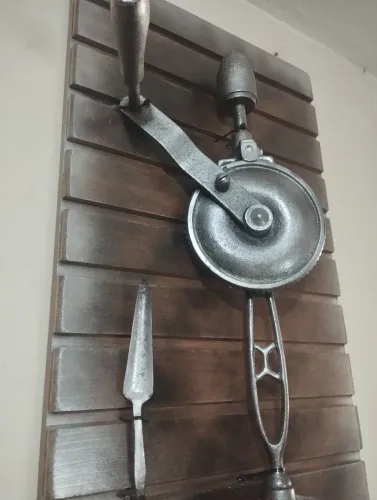 Placa decorativa furadeira antiga grd de mão 1960