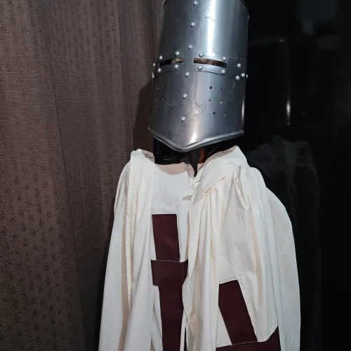 Capacete e túnica de cavaleiro templário 