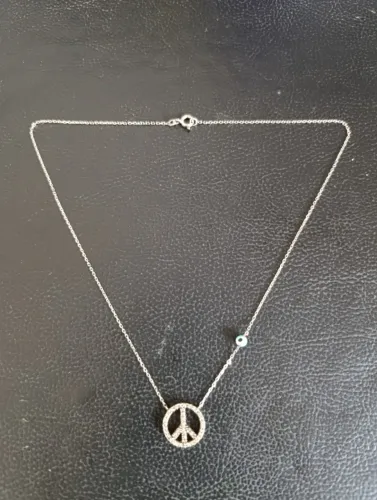 Colar prata símbolo paz com detalhe lateral com olho grego