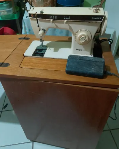 Maquina de costura singer em bom estado de conservação
