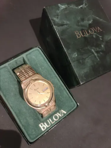 De$1600 por$1200 Relógio Bulova Dourado