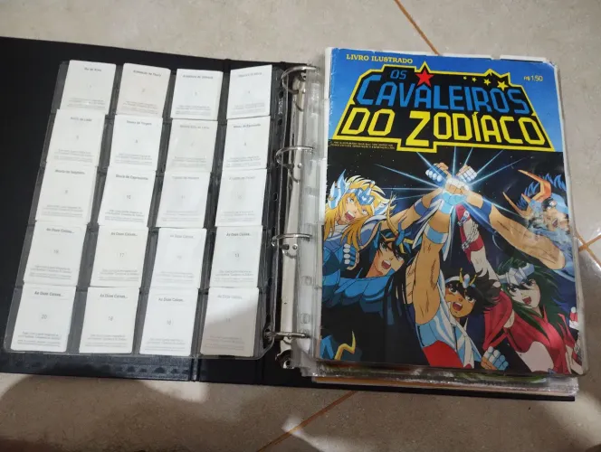 Cavaleiros do Zodíaco Livro Ilustrado, álbum de figurinhas completo com figurinhas soltas
