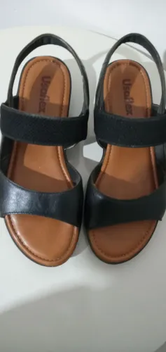 Sandália Usaflex " papete" ( modelo: 74768) em couro legítimo. Tam.36. Usada.