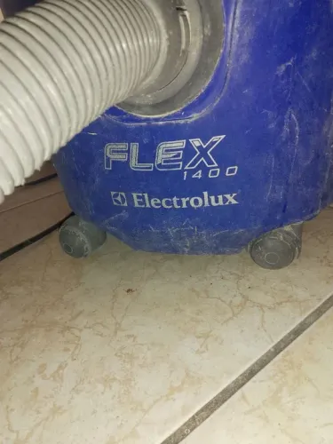 Aspirador Eletrolux flex 1400, água e pó