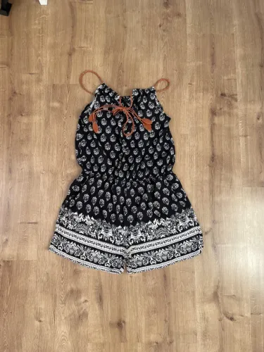 Macacão curto tam P / M preto estampa floral branca Lilaiya