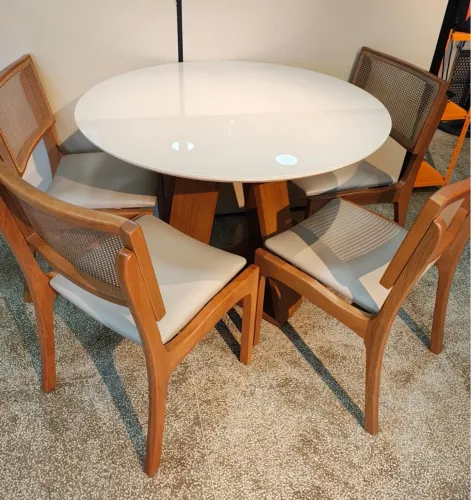 Conjunto Mesa Redonda com 4 Cadeiras