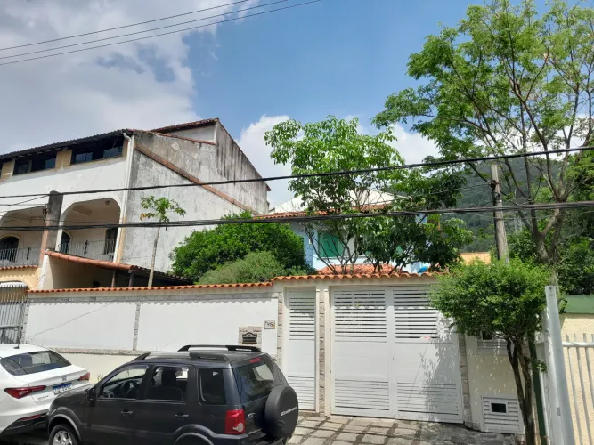 VENDO BELÍSSIMA CASA DUPLEX NO CONDOMÍNIO VALE DAS ACÁCIAS IMPERIAL - VILA VALQUEIRE/RJ