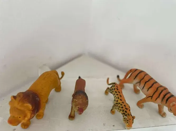 Bonecos Leão e leoa - 15 cm 