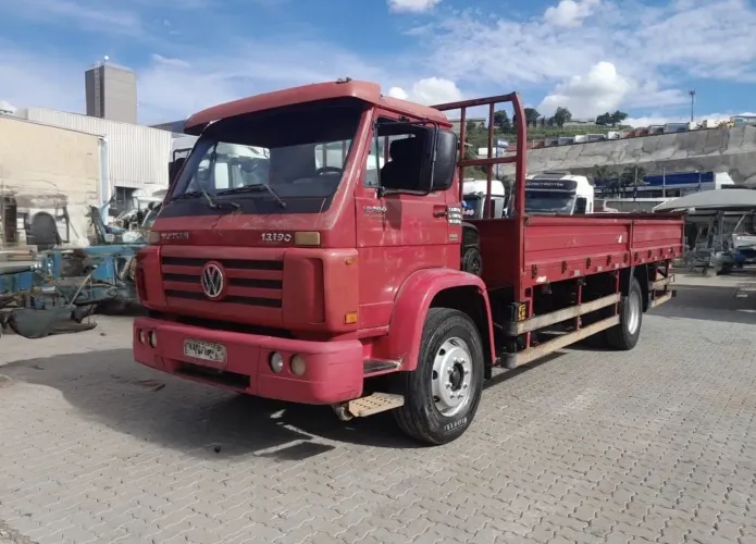 VW 13.190 Worker ano 2015, 4x2 e carroceria de ferro de 6,50 metros, em MG