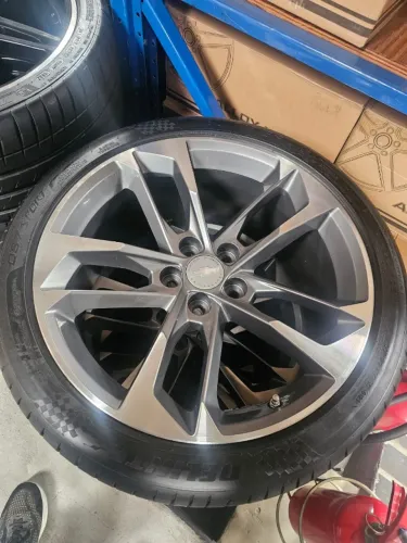 Jogo De Rodas Camaro SS Original Grafite Diamantada 5x120 - 20x8,5 e 20x9,5 (Com Pneu)