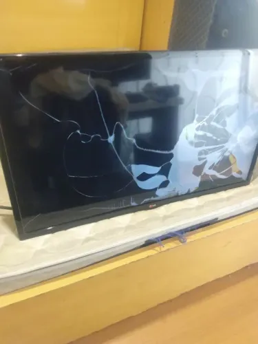 TV LG com tela quebrada