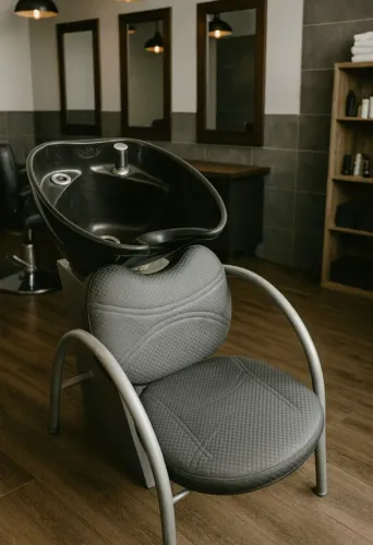 Lavatório de Salão Profissional com Cuba Preta e Cadeira em Couro