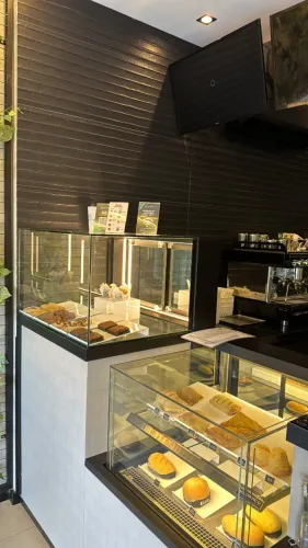 Cafeteria completa em pleno funcionamento