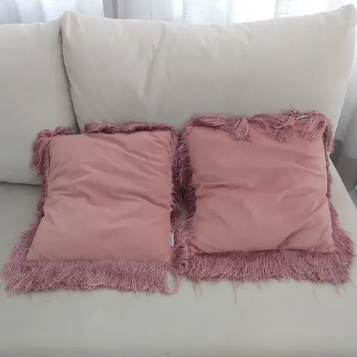Duas almofadas com Franjas rosa tecido suede