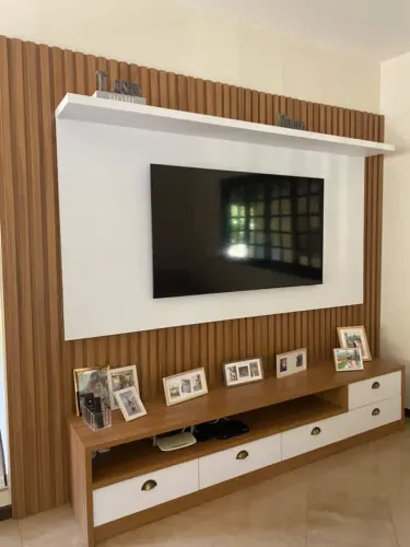Rack com painel ripado para TV