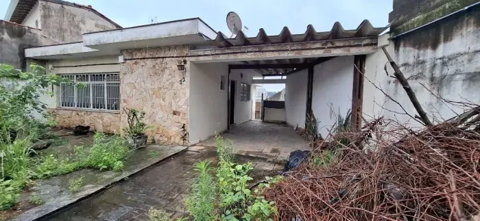 Casa térrea para reforma com 3 dorms; 1 suíte, sala, cozinha, quintal, 3 vagas