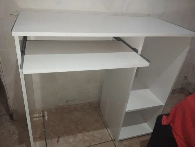 Escrivaninha Branca Compacta