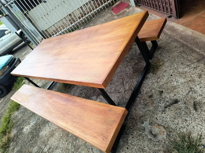 Mesa de Jantar em Madeira com Base de Ferro