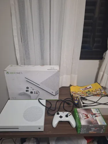 Console Xbox One S 1TB Com 5 Jogos