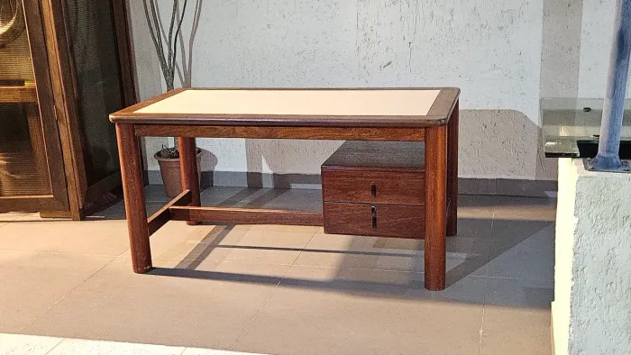 Torro Mesa de escritório de madeira com gaveteiro imperdível!